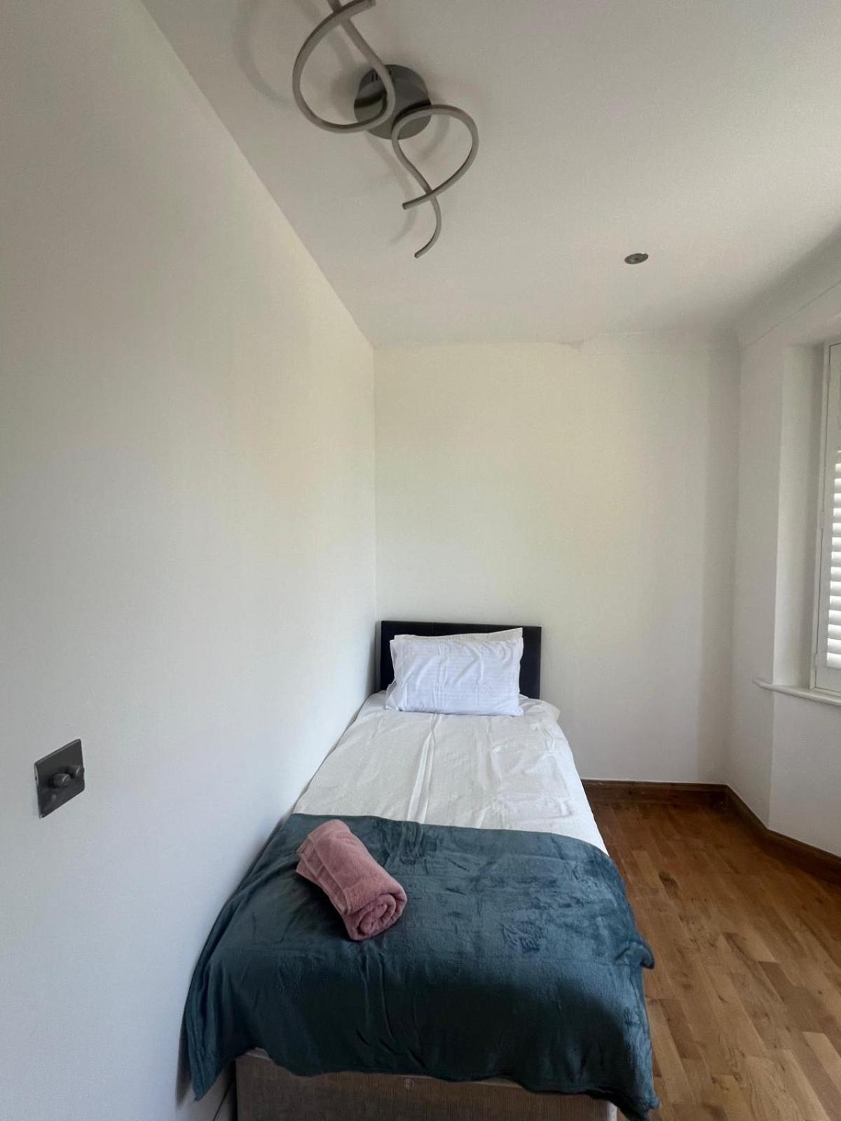 Good Priced Single Rooms In Northolt Dış mekan fotoğraf